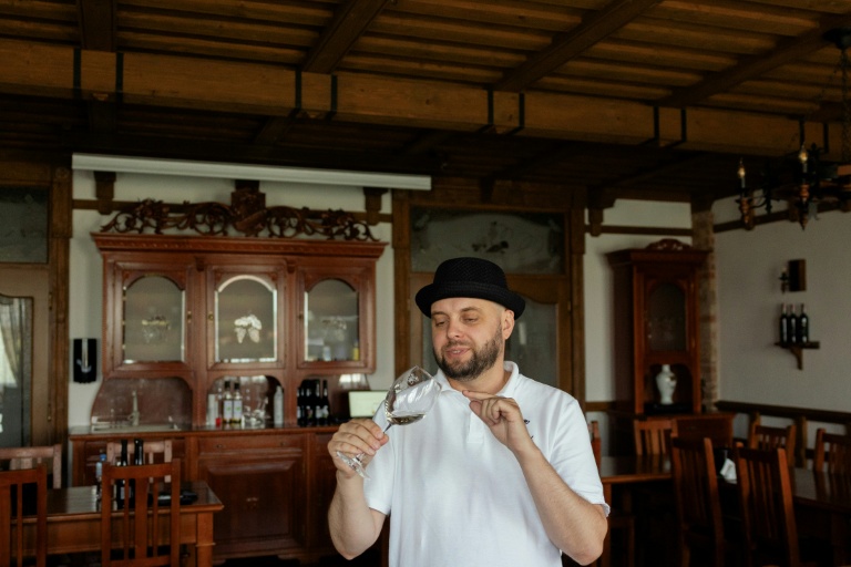 Dégustation de vin au domaine de Chateau Chizay, à Berehove, dans l'ouest de l'Ukraine, le 27 août 2026 
