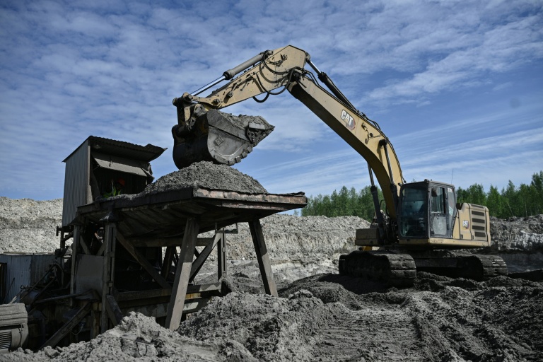 Des ouvriers extraient de l'ambre dans une mine à ciel ouvert de la région de Rivné, dans le nord-ouest de l'Ukraine, le 19 mai 2026