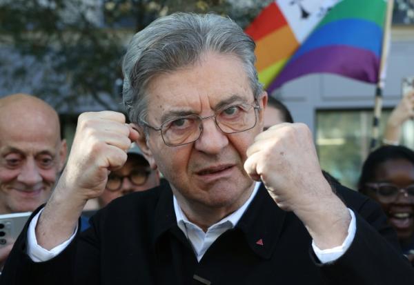 Le leader de la France insoumise Jean-Luc Melenchon dans le cortège de la Marche des fiertés pour la défense des droits des personnes LGBT+, le 3 octobre 2026 à Paris