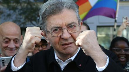 Le leader de la France insoumise Jean-Luc Melenchon dans le cortège de la Marche des fiertés pour la défense des droits des personnes LGBT+, le 3 octobre 2026 à Paris