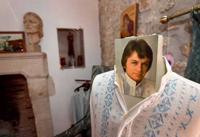 Une chemise portée par Claude François exposée dans sa maison-musée au Moulin de Dannemois où il a vécu de 1964 à 1978, à Dannemois dans l'Essonne