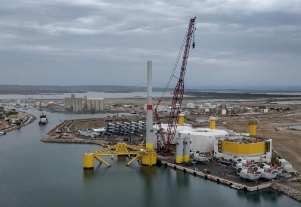 Vue aérienne d'une éolienne semi-achevée du parc pilote Eoliennes Flottantes du Golfe du Lion, en construction à Port-la-Nouvelle, près de Perpignan, le 2 juin 2025 dans l'Aude