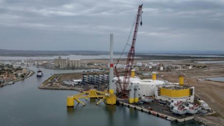 Vue aérienne d'une éolienne semi-achevée du parc pilote Eoliennes Flottantes du Golfe du Lion, en construction à Port-la-Nouvelle, près de Perpignan, le 2 juin 2025 dans l'Aude
