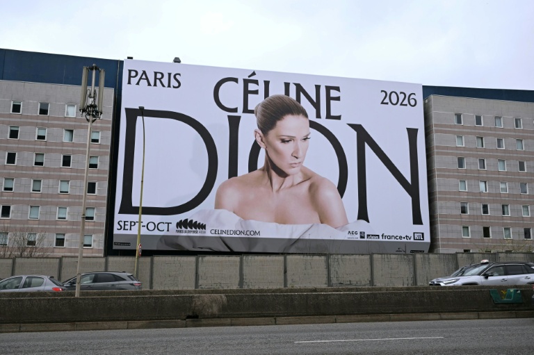 Un panneau publicitaire de la chanteuse canadienne Céline Dion annonçant les dates de ses prochains concerts à Paris, à la Porte de Saint-Ouen, dans le nord de Paris, le 31 mars 2026