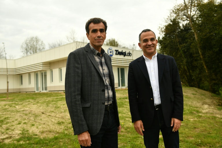 Les dirigeants du laboratoire d'analyses de l'endométriose Ziwig Lab, Yahya El Mir (à gauche) et Hikmat Chahine, à Tercis-les-Bains, dans les Landes, le 25 mars 2024