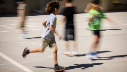 Un projet de loi sur la protection des enfants est examiné à partir de mardi par une commission spéciale à l'Assemblée, avant d'être enrichi de mesures promises par le gouvernement après le meurtre de la collégienne Lyhanna