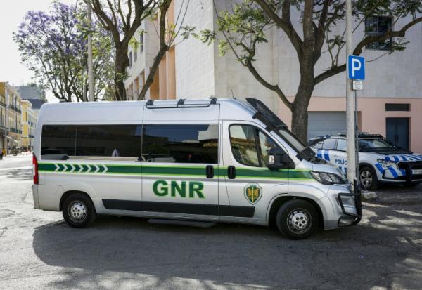 Un véhicule de la gendarmerie portugaise transportant une Française et son compagnon soupçonnés d'avoir abandonné deux enfants, arrivent au tribunal de Setúbal, le 23 mai 2026