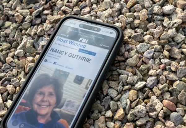 Une photo de Nancy Guthrie, mère de la journaliste amériaine Savannah Guthrie, diffusée sur le site Internet du FBI après sa disparition de son domicile le 1er février 2026, vue sur un téléphone portable, le 10 février 2026 à Tucson, en Arizona