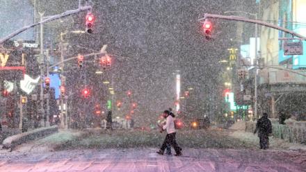 Chute de neige sur Times Square à New York le 22 février 2026 