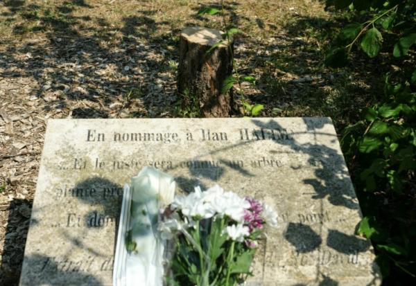 Le mémorial en hommage à Ilan Halimi à Epinay-sur Seine (Seine-Saint-Denis) le 15 août 2025, après sa dégradation