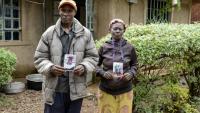 Moses Muyela et Josephine Ngoya, les parents d'Erastus Mundia, montrent des photos de leur fils, chez eux à Nabemo, au Kenya, le 27 février 2026