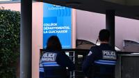 Des policiers municipaux devant le collège La Guicharde, le 3 février 2026 à Sanary-sur-Mer, dans le Var
