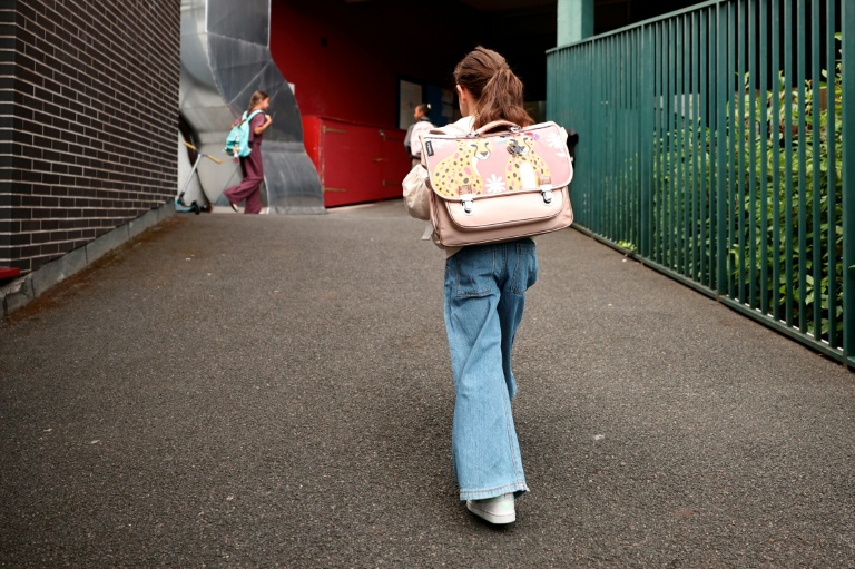 Une élève arrive pour la rentrée des classes à Paris le 1er septembre 2026