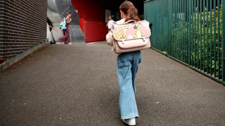 Une élève arrive pour la rentrée des classes à Paris le 1er septembre 2026
