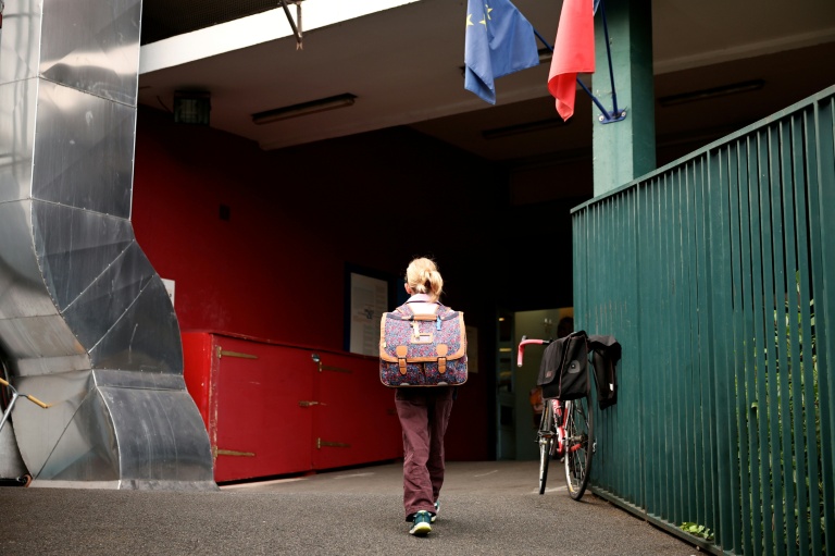 Une élève arrive pour la rentrée scolaire dans une école à Paris le 1er septembre 2026