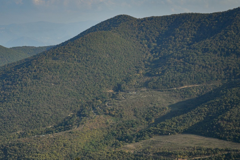 Des sites militaires azerbaïdjanais dans les forêts de la réserve naturelle de Shikahogh, vus depuis le village arménien de Srashen, le 22 octobre 2026 en Arménie