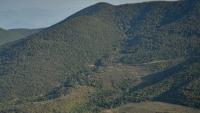 Des sites militaires azerbaïdjanais dans les forêts de la réserve naturelle de Shikahogh, vus depuis le village arménien de Srashen, le 22 octobre 2026 en Arménie