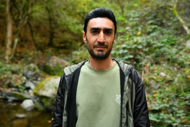 Le biologiste Harut Aghatelian près du village de Srashen, dans la réserve naturelle de Shikahogh, en Arménie, le 22 octobre 2026.