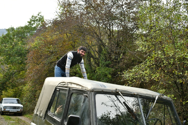 Mouraz Arzoumanian à bord d’un véhicule près du village de Srashen, dans la réserve naturelle de Shikahogh, en Arménie, le 22 octobre 2026
