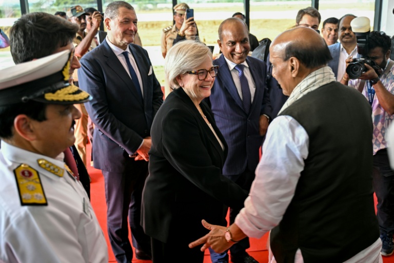La ministre française des Armées Catherine Vautrin accueillie par son homologue indien Rajnath Singh juste pour l'inauguration de la première chaîne d'assemblage de l'hélicoptères H125 d'Airbus, le 17 février 2026 à Vemagal, près de Bangalore, en Inde