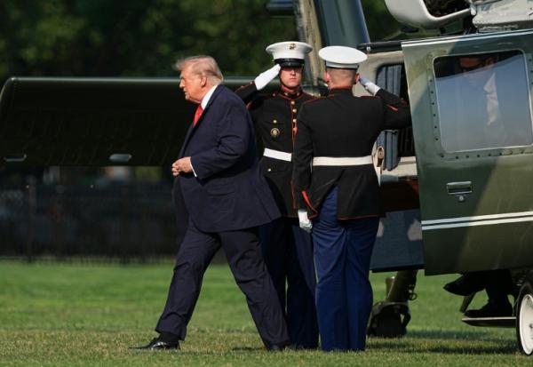 Le président américain Donald Trump descend de Marine One après avoir atterri à l'Ellipse, près de la Maison Blanche à Washington, le 15 juillet 2026