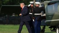 Le président américain Donald Trump descend de Marine One après avoir atterri à l'Ellipse, près de la Maison Blanche à Washington, le 15 juillet 2026