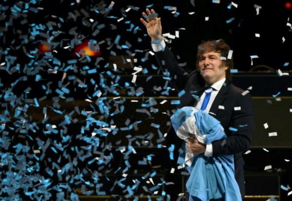 Le président argentin Javier Milei salue ses partisans lors du lancement de son nouveau livre, "La fabrication du miracle", à Buenos Aires, le 6 octobre 2025