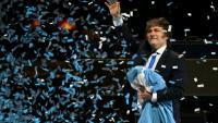 Le président argentin Javier Milei salue ses partisans lors du lancement de son nouveau livre, "La fabrication du miracle", à Buenos Aires, le 6 octobre 2025