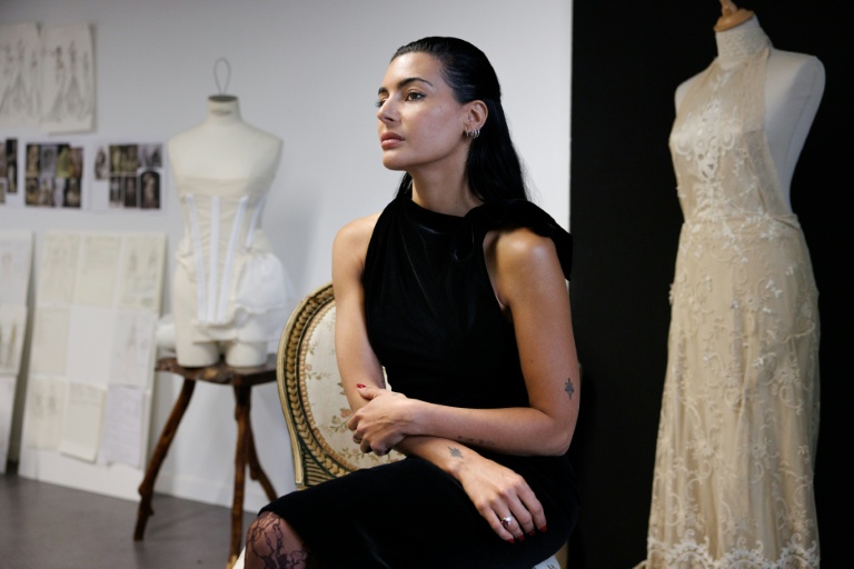 La créatrice, directrice artistique et la styliste espagnole Maria Bernad, dans son atelier Les Fleurs Studio, le 5 mai 2026 à Paris
