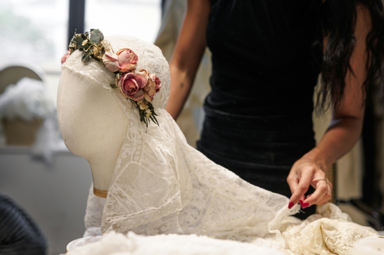 La créatrice, directrice artistique et styliste espagnole Maria Bernad, fondatrice de l'atelier Les Fleurs Studio, travaille sur une pièce réalisée à partir de dentelles anciennes, le 5 mai 2026 à Paris