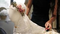 La créatrice, directrice artistique et styliste espagnole Maria Bernad, fondatrice de l'atelier Les Fleurs Studio, travaille sur une pièce réalisée à partir de dentelles anciennes, le 5 mai 2026 à Paris