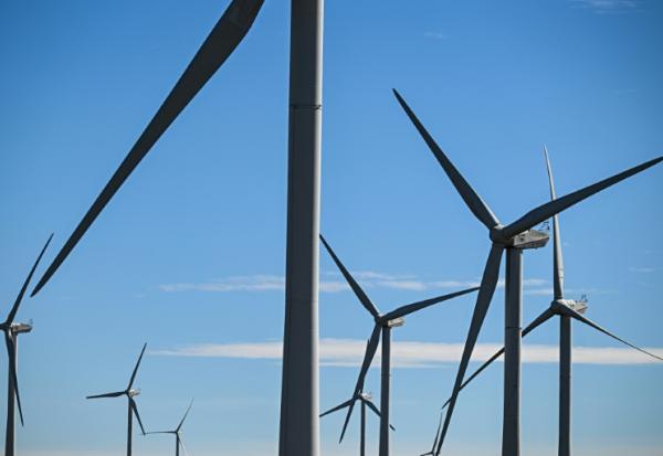 Le gouvernement français a annoncé jeudi la relance des appels d'offres pour développer l'éolien terrestre et en mer ainsi que le photovoltaïque