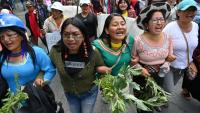 Des femmes manifestent contre la répression policière en marge du mouvement indigène contre la politique gouvernementale, à Quito le 25 juin 2022