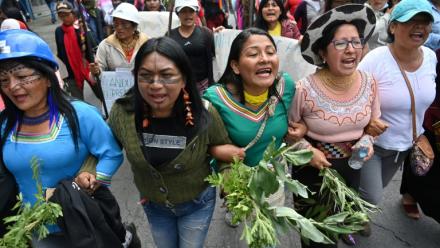 Des femmes manifestent contre la répression policière en marge du mouvement indigène contre la politique gouvernementale, à Quito le 25 juin 2022