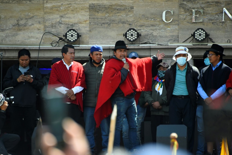 Le leader indigène Leonidas Iza s'adresse aux manifestants, le 23 juin 2022 à Quito, en Equateur