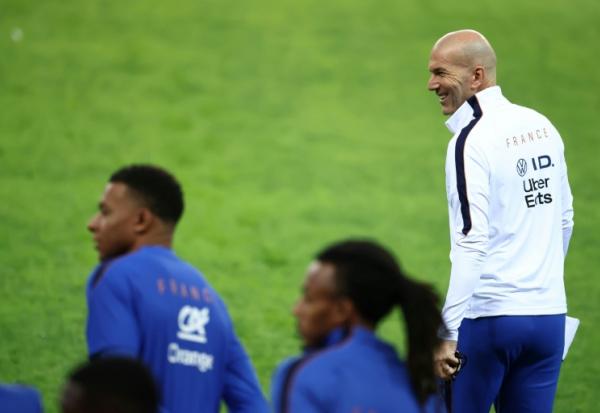 Le sélectionneur de l'équipe de France Zinédine Zidane (à droite) et l'attaquant français Kylian Mbappé (à gauche) lors d'une séance d'entraînement à Izmit (Turquie) le 24 septembre 2026
