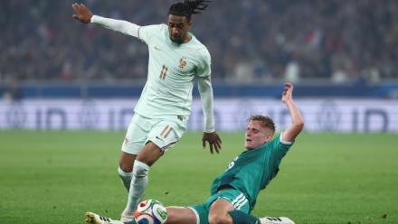 Michael Olise tente d'échapper à un défenseur nord-irlandais lors de la victoire de l'équipe de France en match amical de préparation au Mondial, le 8 juin 2026 à Villeneuve-d'Ascq