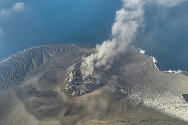 Photo aérienne, prise le 6 septembre 2026 et diffusée le 7 septembre 2026 par le Centre indonésien de volcanologie et d'atténuation des risques géologiques, montrant le volcan Anak Krakatau en éruption, dans province de Lampung, en Indonésie