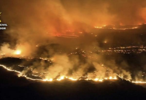 Cette capture d'écran, tirée d'une vidéo aérienne diffusée le 18 juillet 2026 par l'unité espagnole Pegaso de la Garde civile, montre les militaires luttant contre un gigantesque incendie de forêt dans la région de Cinco Villas, près de Saragosse, dans une zone peu peuplée de la région d'Aragon, au nord-est de l'Espagne