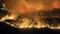 Cette capture d'écran, tirée d'une vidéo aérienne diffusée le 18 juillet 2026 par l'unité espagnole Pegaso de la Garde civile, montre les militaires luttant contre un gigantesque incendie de forêt dans la région de Cinco Villas, près de Saragosse, dans une zone peu peuplée de la région d'Aragon, au nord-est de l'Espagne