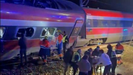 Cette capture vidéo tirée d'images publiées sur les réseaux sociaux et vérifiées par les équipes d'AFPTV à Madrid montre les secours à l'œuvre après un accident ferroviaire à Adamuz, dans le sud de l'Espagne, le 18 janvier 2026