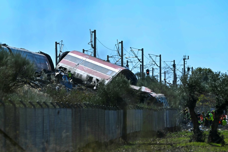Des secouristes sur les lieux d’une collision entre un train à grande vitesse Renfe AVE et un train Iryo, entre Urda et Los Yébenes, dans la province de Tolède,  le 28 octobre 2026 en Espagne