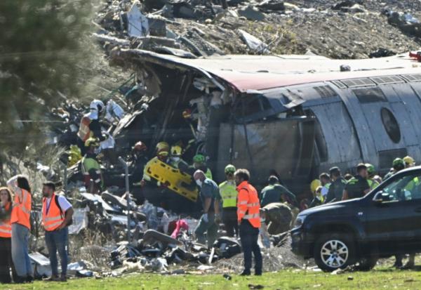 Des secouristes sur les lieux d’une collision entre un train à grande vitesse Renfe AVE et un train Iryo, entre Urda et Los Yébenes, dans la province de Tolède,  le 28 octobre 2026 en Espagne