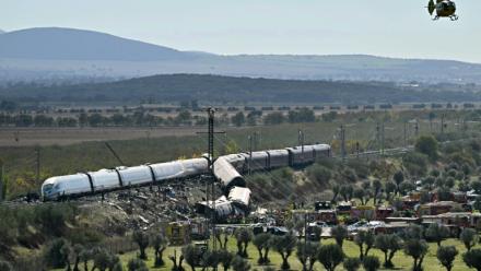 Des équipes de secours sur les lieux d’une collision entre deux trains à grande vitesse, le 28 octobre 2026 entre Urda et Los Yébenes, dans la province de Tolède, en Espagne