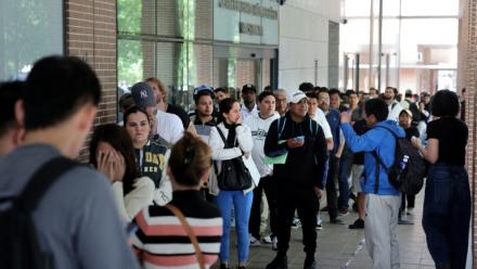 Des personnes font la queue pour entrer dans les locaux de la Commission espagnole d'aide aux réfugiés (CEAR) à Madrid, en Espagne, le 22 avril 2026