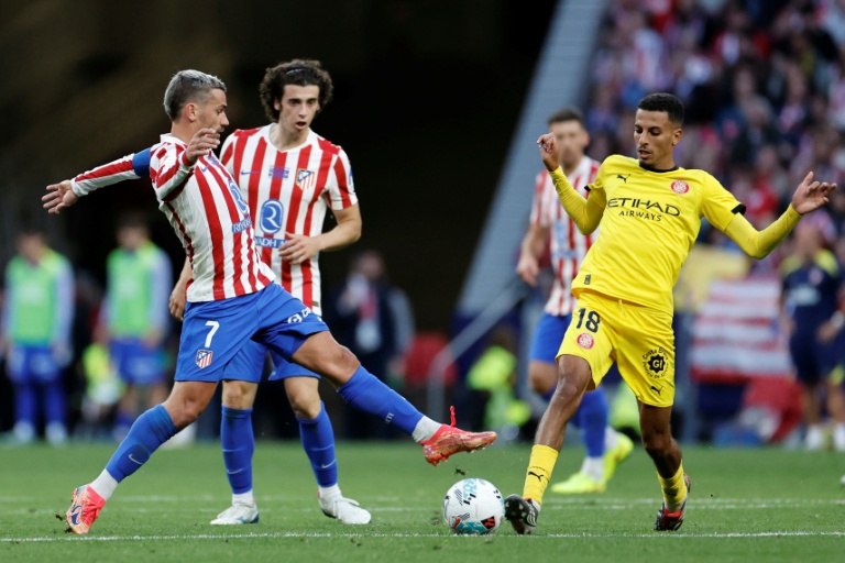 Antoine Griezmann à la lutte avec le milieu marocain de Gérone Azzedine Ounahi, lors d'un match de Liga, le 17 mai 2026 à Madrid