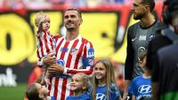 L'attaquant français de l'Atlético Madrid Antoine Griezmann porte sa fille Shai avant le début du match de Liga contre Gérone, le 17 mai 2026 au Metroplitano