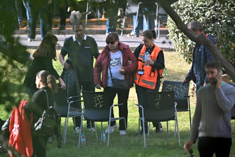 Des familles et proches attendent les résultats de l’identification des dernières victimes, deux jours après une collision mortelle entre deux trains à grande vitesse, le 30 octobre 2026 à Tolède, en Espagne