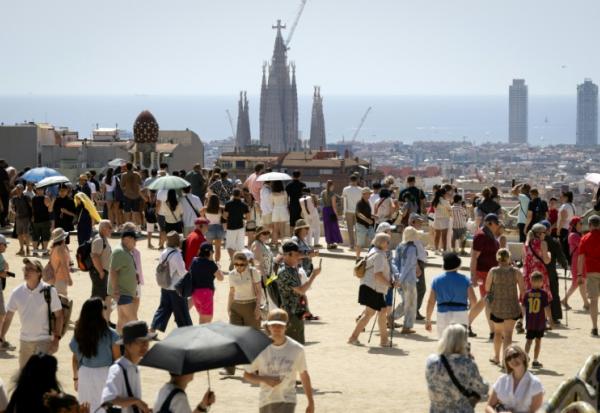 Des touristes visitent le parc Güell à Barcelone, le 20 juin 2026 en Espagne
