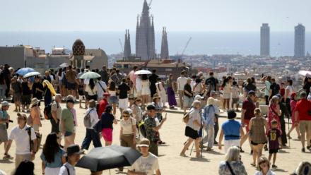 Des touristes visitent le parc Güell à Barcelone, le 20 juin 2026 en Espagne